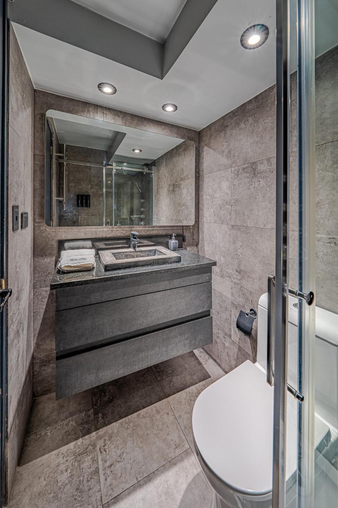 Design Tech Comfort & Location Santiago Luaran gambar